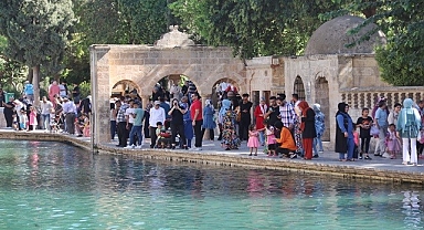 Güneydoğu'nun turizm merkezi Balıklıgöl'de yoğunluk