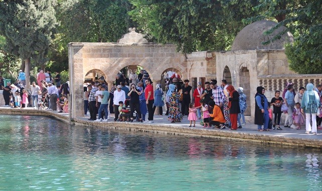 Güneydoğu'nun turizm merkezi Balıklıgöl'de yoğunluk