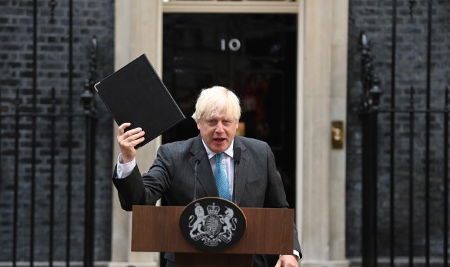 Johnson tekrardan başbakanlık koltuğunda