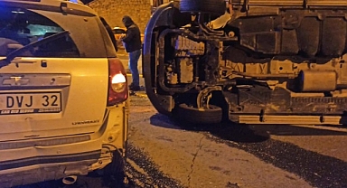 Kongreye giden minibüs devrildi: 8 yaralı