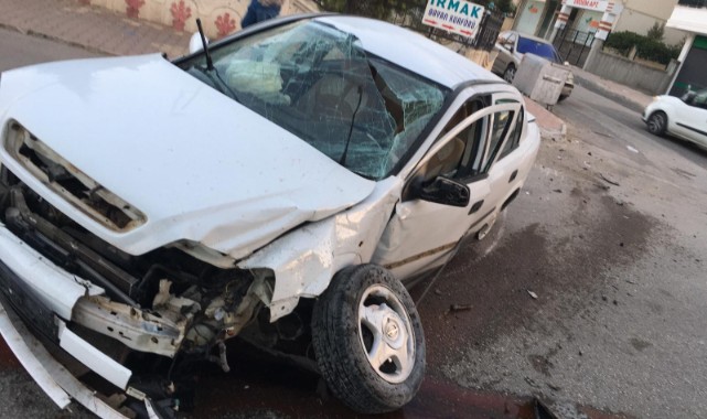 Park duvarına çarpan otomobilin sürücüsü yaralandı