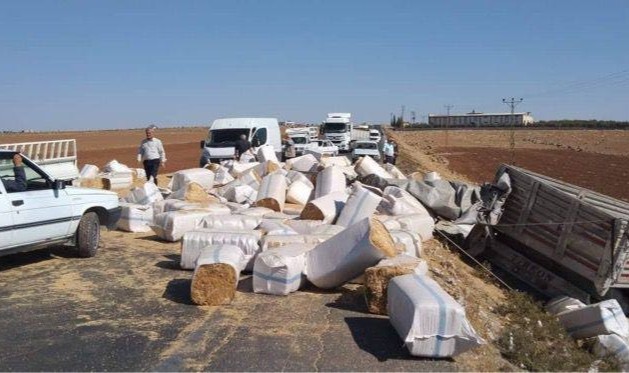 Saman yüklü tır Suruç yolunda devrildi! Yol kapandı