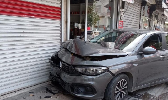 Üzerine elektrik direği düşen kadın ağır yaralandı