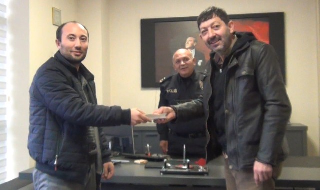 Yolda bulduğu 28 bin TL'yi sahibine teslim etti!
