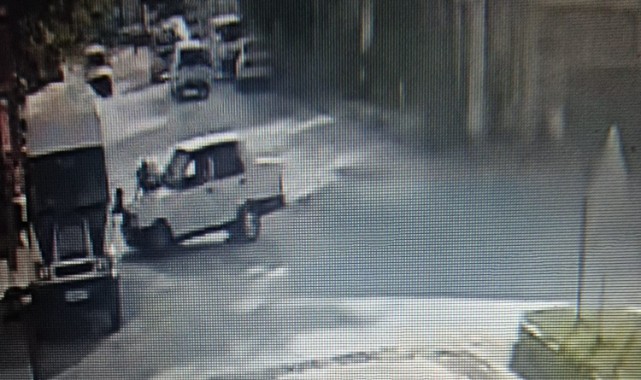 Yoldan çıkan otomobil motosiklete çarptı