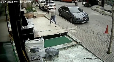 3'üncü kattan düşen kediyi havada yakaladı