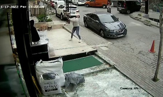 3'üncü kattan düşen kediyi havada yakaladı
