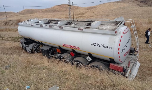 Akaryakıt tankeri şarampole yuvarlandı: 1 yaralı