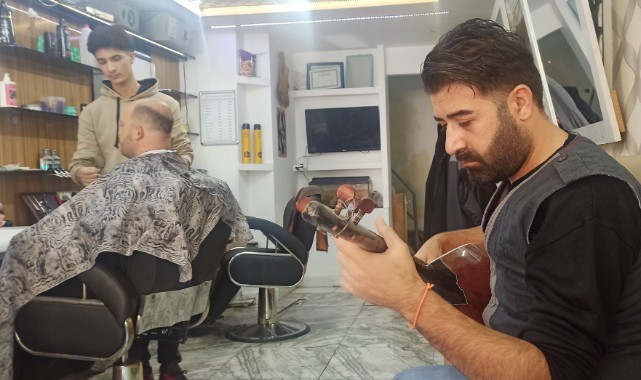 Berber, müşterilerini bağlama eşliğinde tıraş ediyor