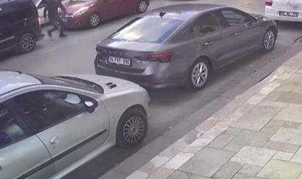 Dikkatsiz yaya az daha canından oluyordu