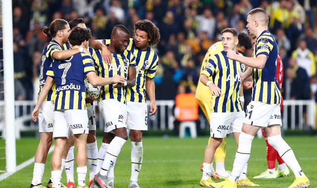 Fenerbahçe, Süper Lig'de direniyor