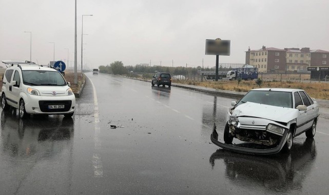 Kavşakta kaza: 2 yaralı