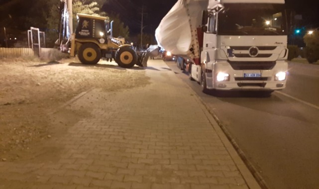 Nar yüklü tır devrilme tehlikesi yaşadı