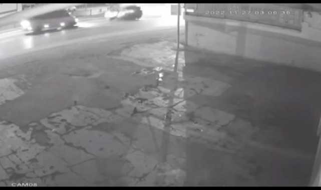 Otomobil, yolun karşısındaki servis aracına çarparak durabildi