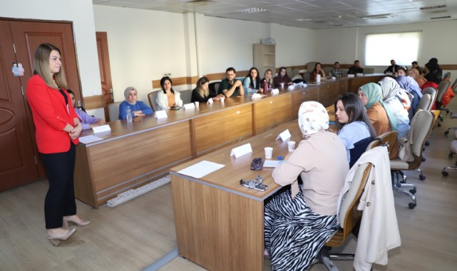 Şanlıurfa'da ebeler için panel düzenlendi