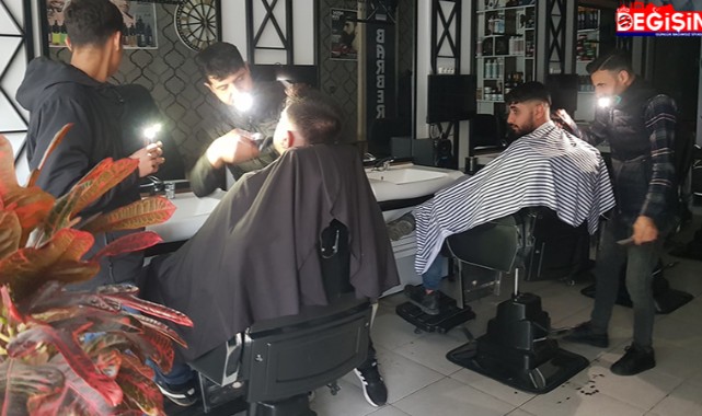 Şanlıurfa'da telefon ışığı altında traş oldular