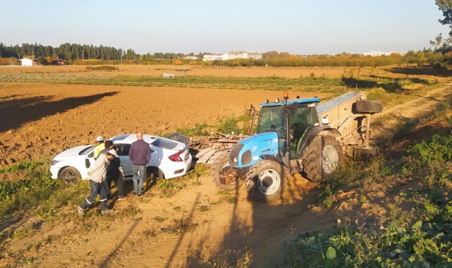 Traktör ve otomobil enstitü bahçesine uçtu: 1 yaralı