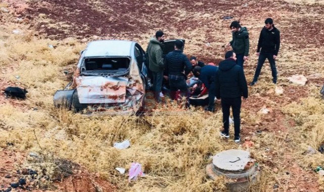 Urfa'da kontrolden çıkan araç tarlaya uçtu: 2 yaralı