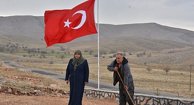 31 yıl önce şehit edilen siviller için anıt mezar yapıldı