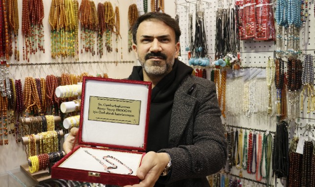 Cumhurbaşkanı için yaptığı tesbihi vermek için gün sayıyor