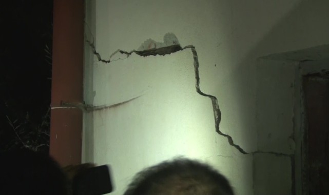 Depremde 6 ev hasar gördü, 5'i boşaltıldı