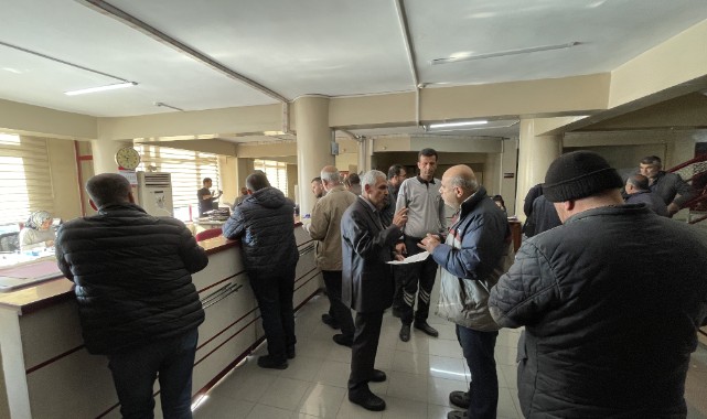 EYT'li vatandaşlar SGK önlerinde yoğunluk oluşturdu