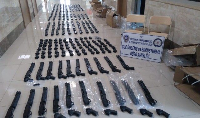 Kargo ile silah gönderirken yakalandılar