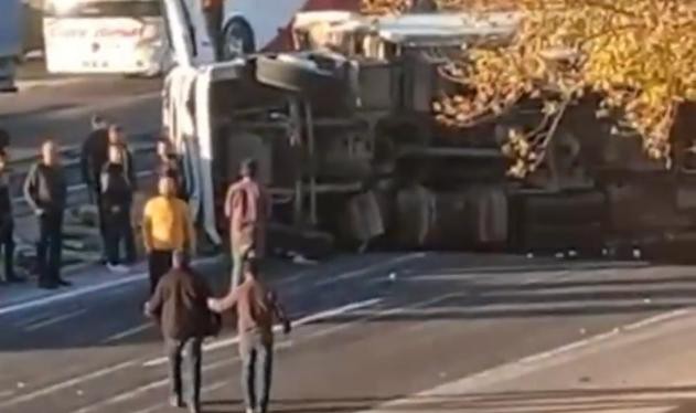 Kaza yapan tır önce çocuğa çarptı sonra yan yattı