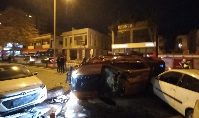 Otomobil  6 araca çarpıp durabildi