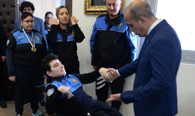 Şehit polisin engelli oğlu bir günlüğüne babasının kıyafetini giydi