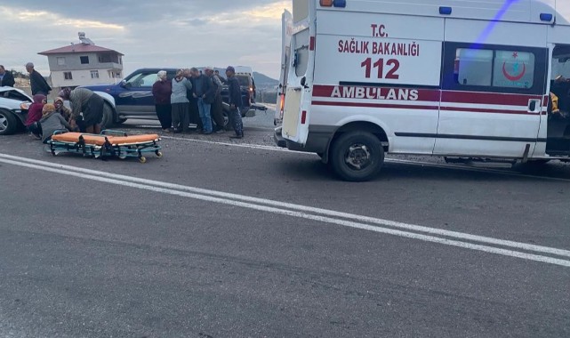 Tarım işçilerini taşıyan kamyonetle otomobil çarpıştı: 9 yaralı