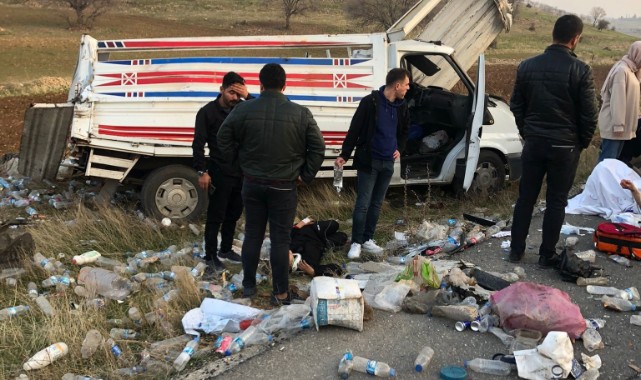 Tır yol kenarında bekleyen kamyonete çarptı: 3 yaralı