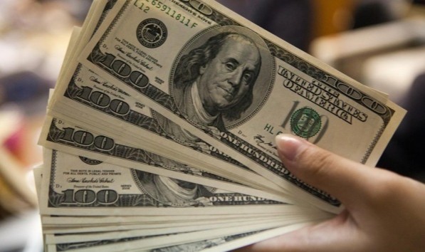 Yıl sonu dolar tahmini geriledi