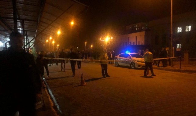 Araca çapraz ateş açıldı: 2 ölü, 5 yaralı