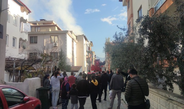  Çatı yangını mahalleliyi sokağa döktü