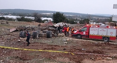 Freni patlayan sondaj kamyonu tarlaya yuvarlandı: 2 ölü