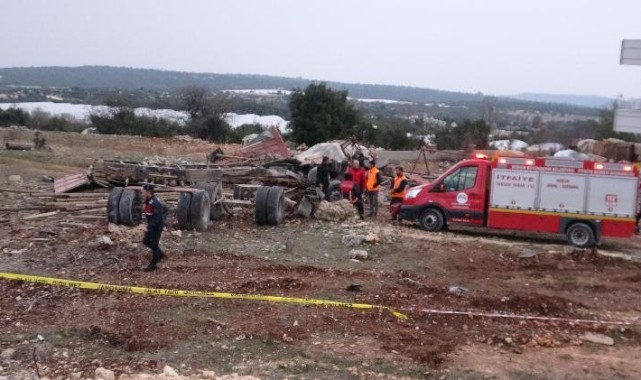 Freni patlayan sondaj kamyonu tarlaya yuvarlandı: 2 ölü