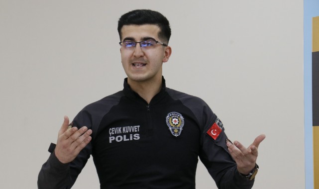 Genç polis kitap gelirinin bir kısmını şehit ailelerine bağışladı