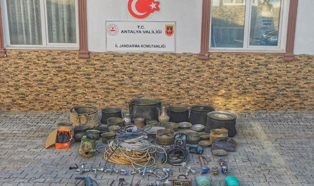 Hırsızlık şüphelileri jandarmadan kaçamadı