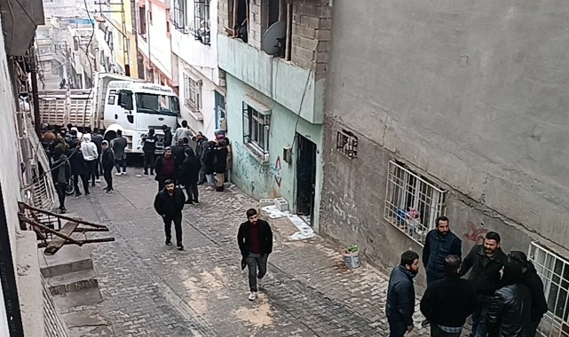 Kum yüklü kamyon eve girdi: 1 Yaralı