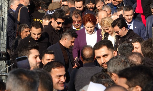 Meral Akşener Diyarbakır'da sevenleriyle buluştu