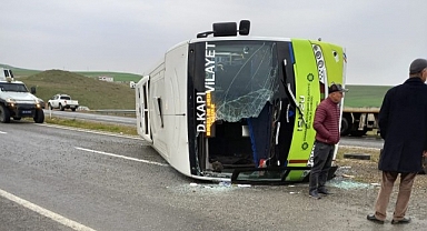 Muayeneye giden midibüs kaza yaptı: 2 yaralı