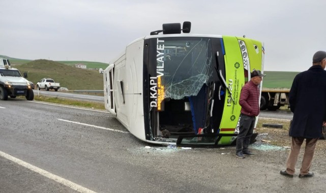 Muayeneye giden midibüs kaza yaptı