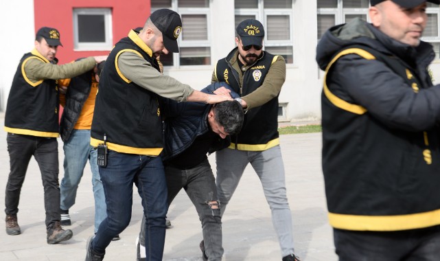 Polis baskınında evleri cephanelik gibi çıktı