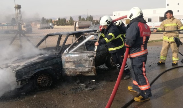 Seyir halindeki otomobil alev alev yandı
