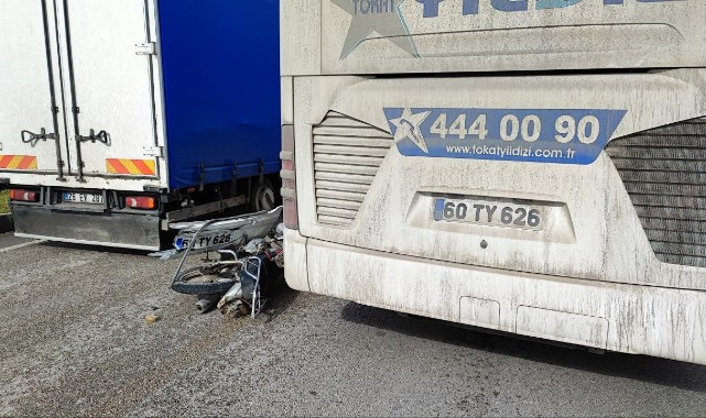  Yolcu otobüsüyle çarpışan motosikletteki genç hayatını kaybetti