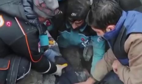 8 saat sonra bir kız çocuğu enkazdan çıkarıldı