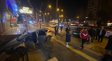 Alkollü sürücü otomobile çarptı! sonra siteye uçtu