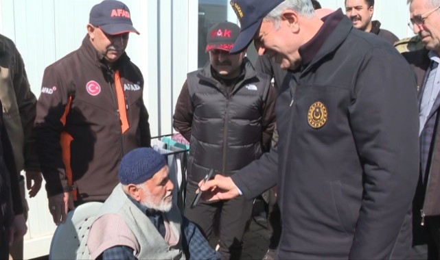 Bakan Akar, çadır bölgelerinde incelemelerde bulundu