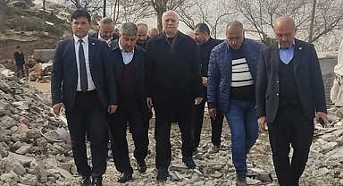  Bayraktar, Şanlıurfa'da depremzede çiftçileri ziyaret etti